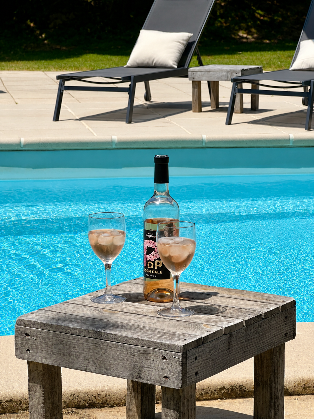 Rosé au bord de la piscine du domaine