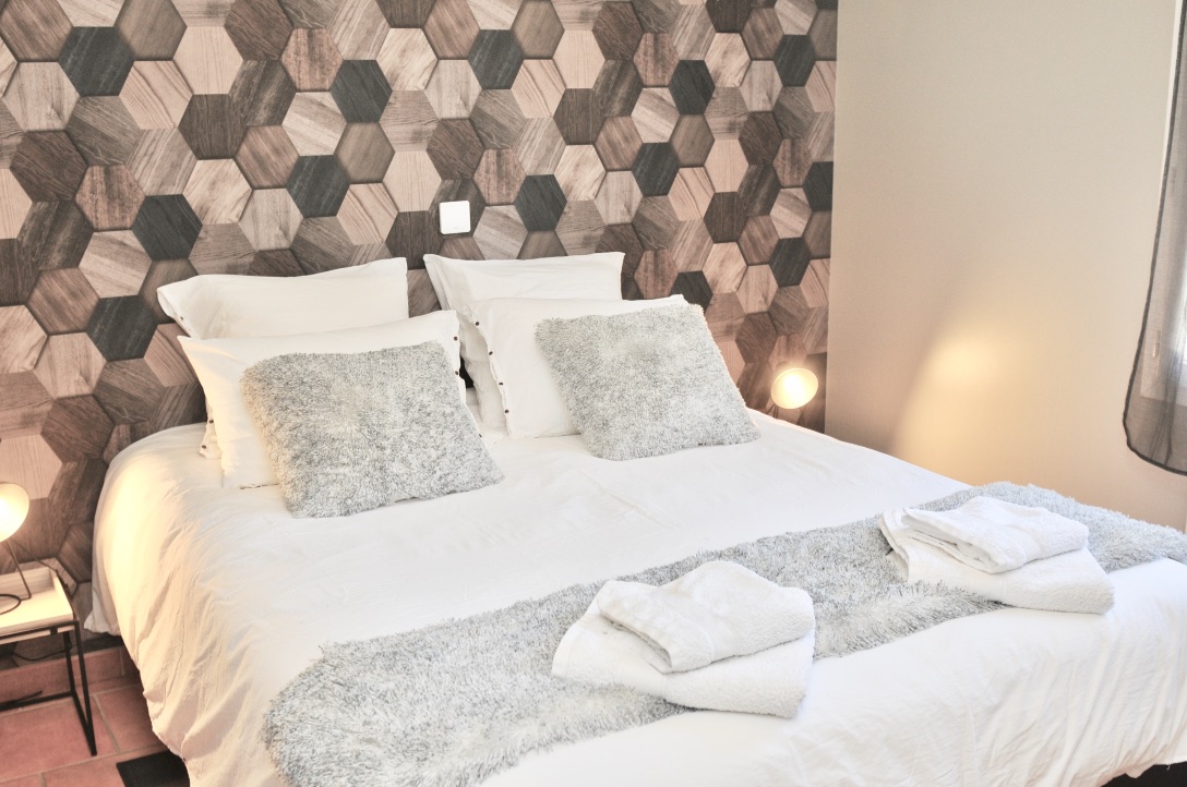 Chambre 2 — Lits jumeaux et linge de maison