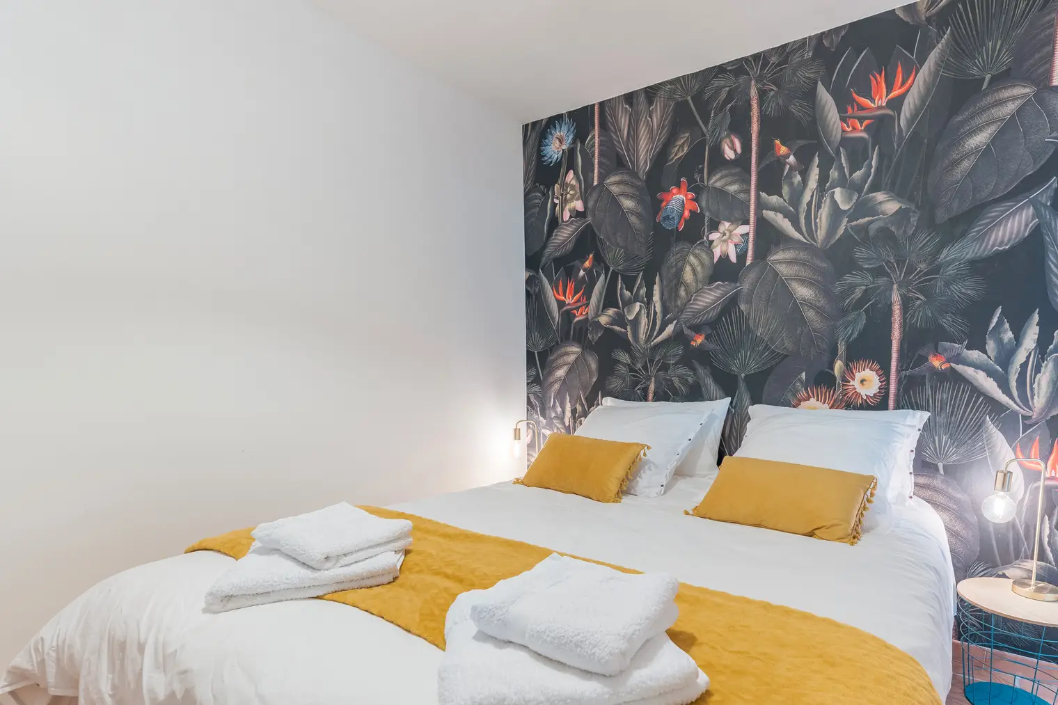 Chambre 1 — Papier peint tropical