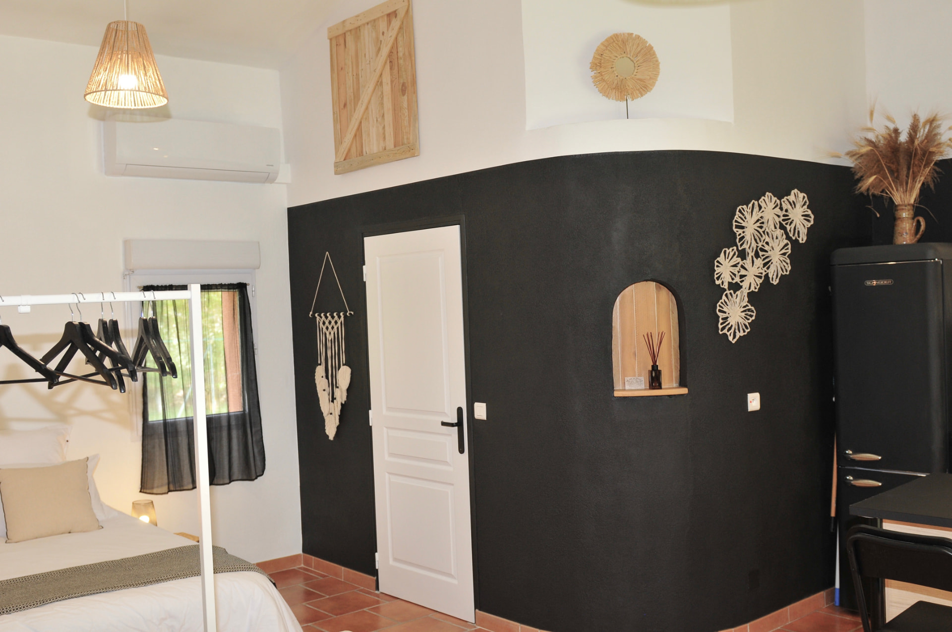 Mur noir arrondi & rangements