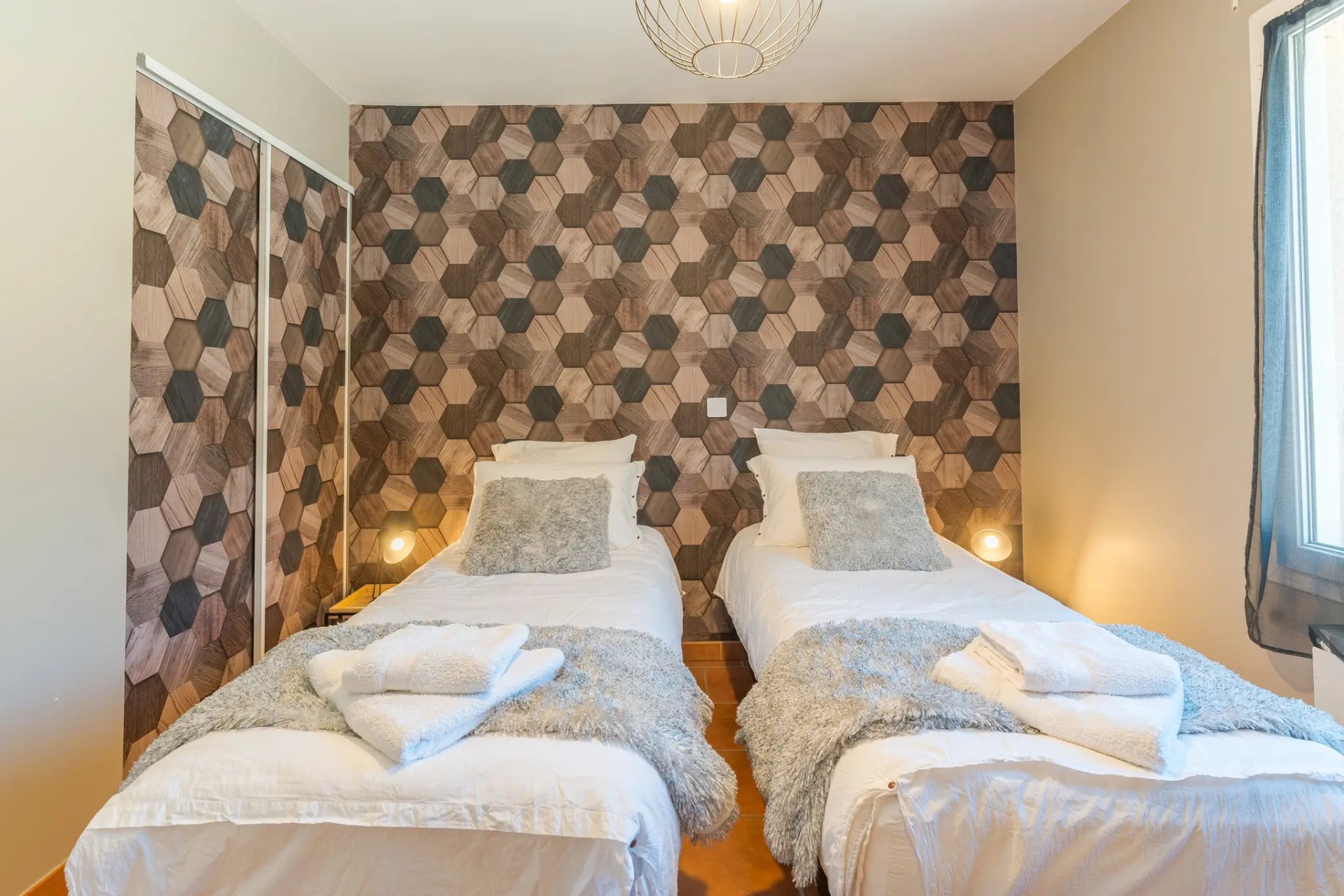 Chambre 1 — Mur hexagones